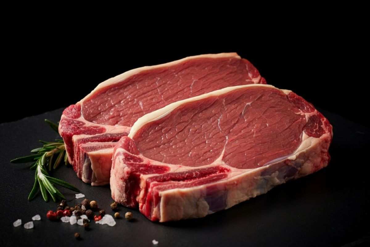 No carne cruda in contenitori di plastica