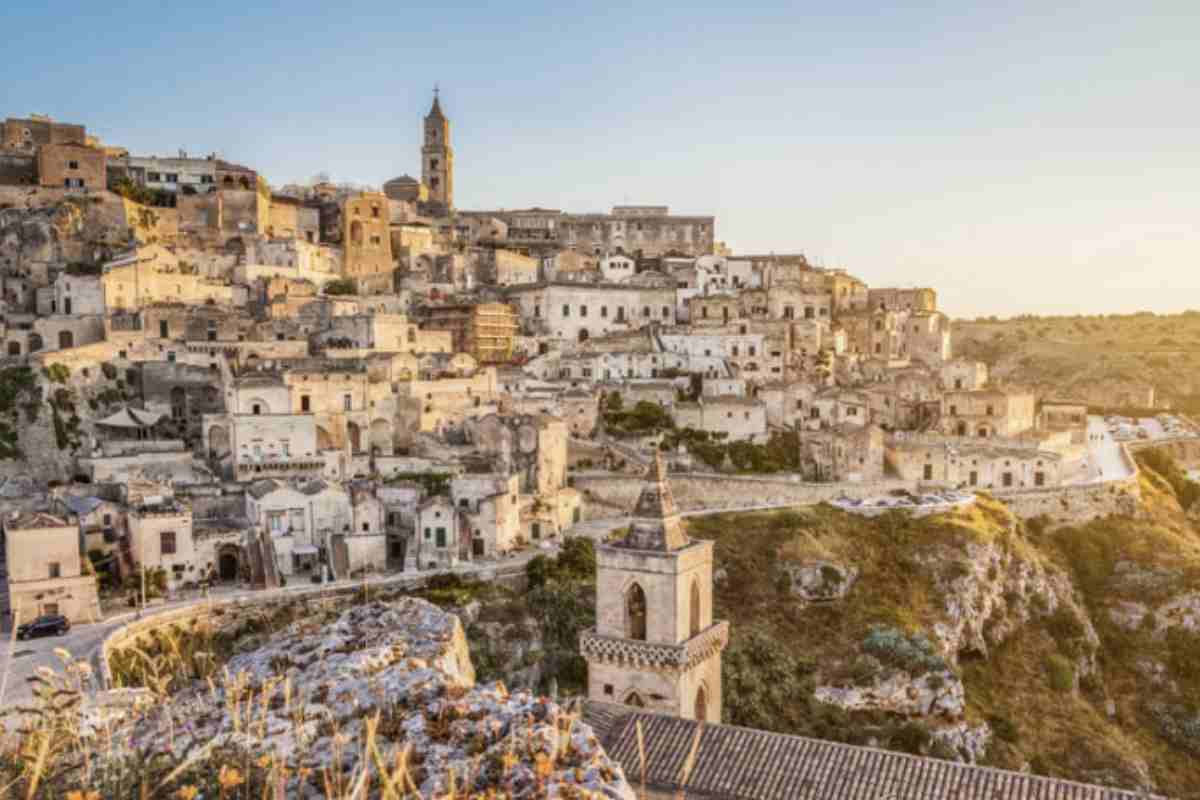 Con i suoi celebri Sassi, antiche abitazioni scavate nella roccia che risalgono all’epoca preistorica, Matera è oggi una meta imperdibile