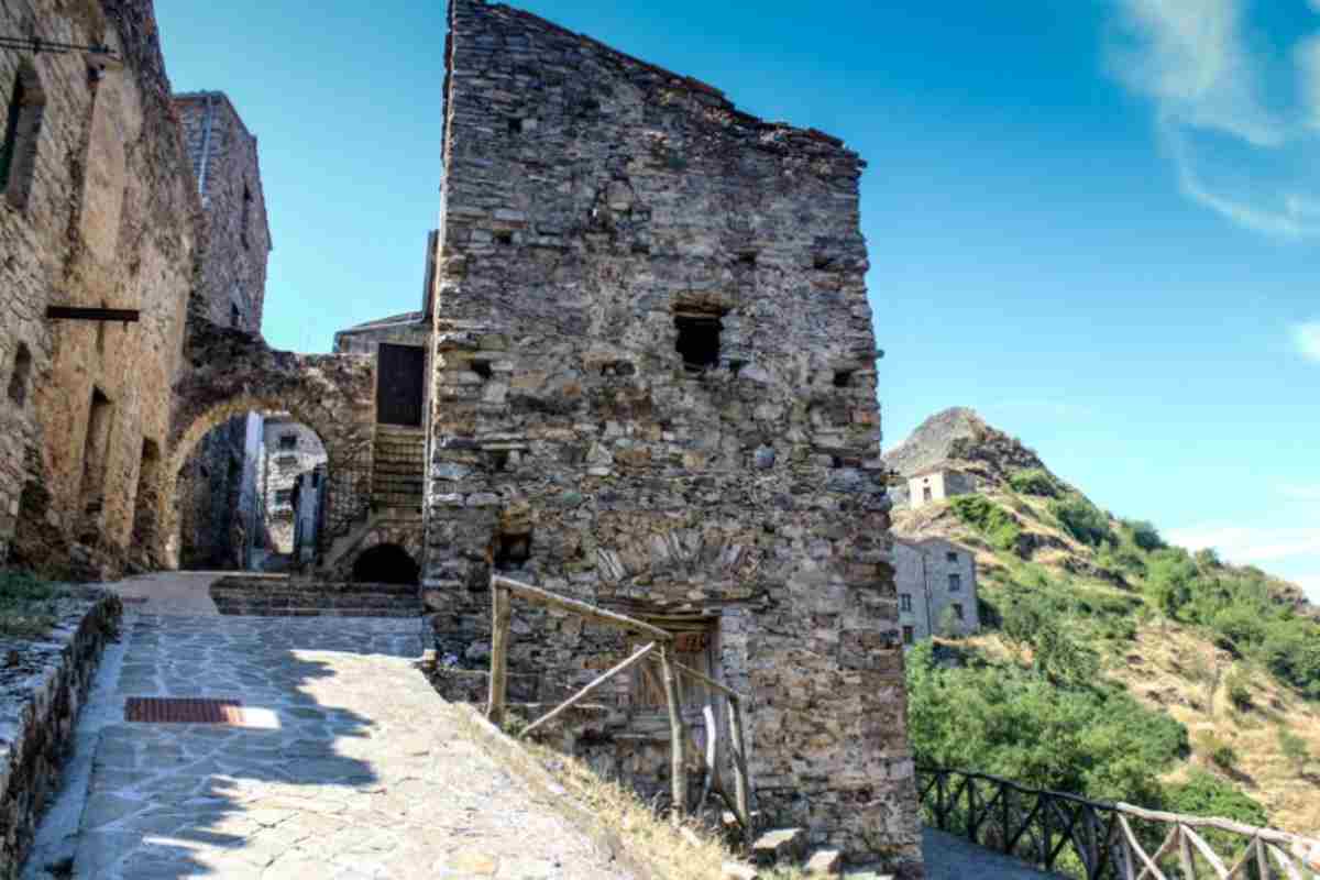 Sasso di Castalda, borgo