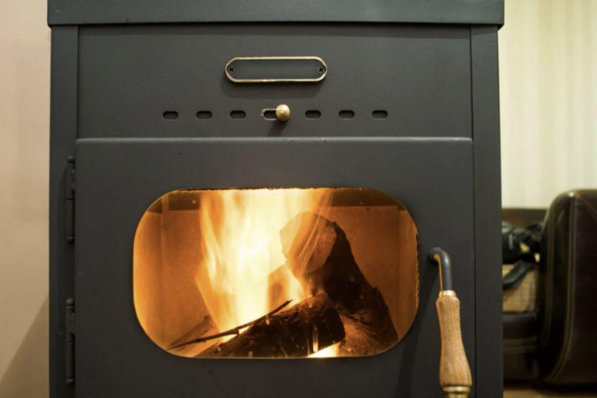 È importante sapere che, pur con tutte le precauzioni, il vetro di una stufa o di un camino si annerirà inevitabilmente nel tempo