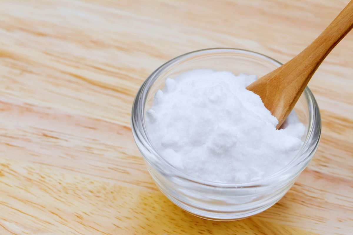 eliminare la puzza dalle giacche con il bicarbonato