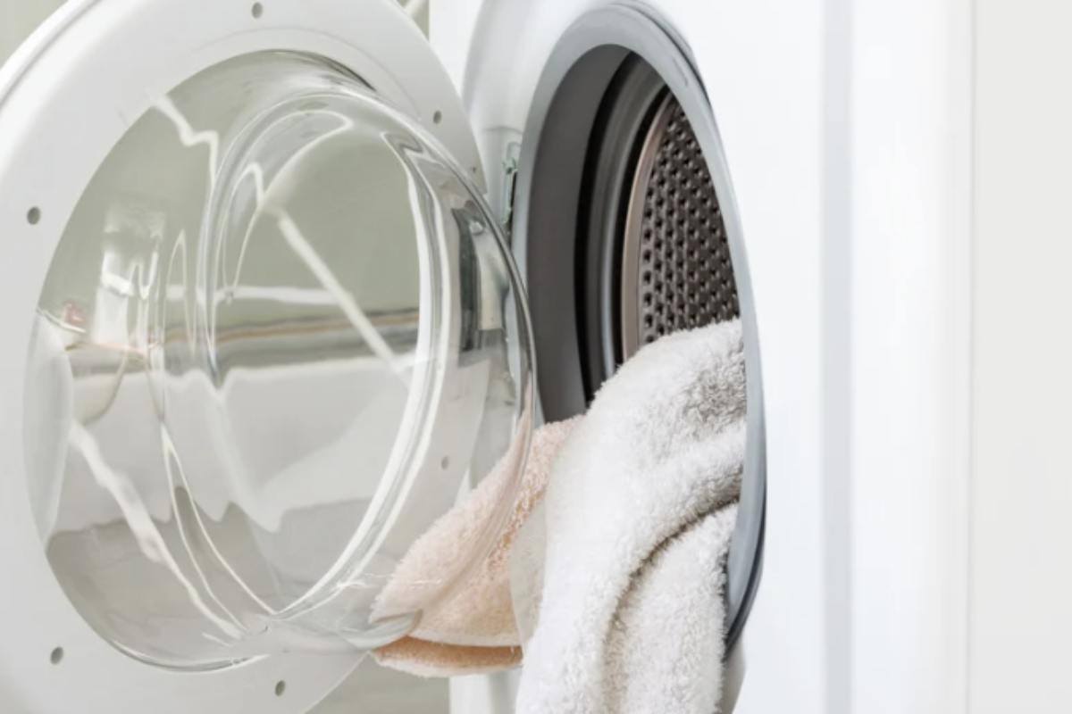 Oltre all’uso dell’aceto, ci sono alcune semplici accortezze da adottare per preservare la qualità degli asciugamani nel tempo