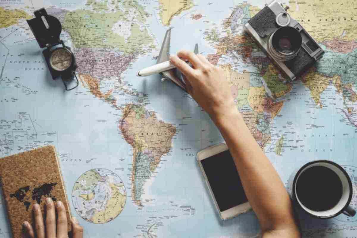 La Costa Azzurra si illumina con il Carnevale di Nizza, dove si alternano carri illuminati e la spettacolare Bataille de Fleurs